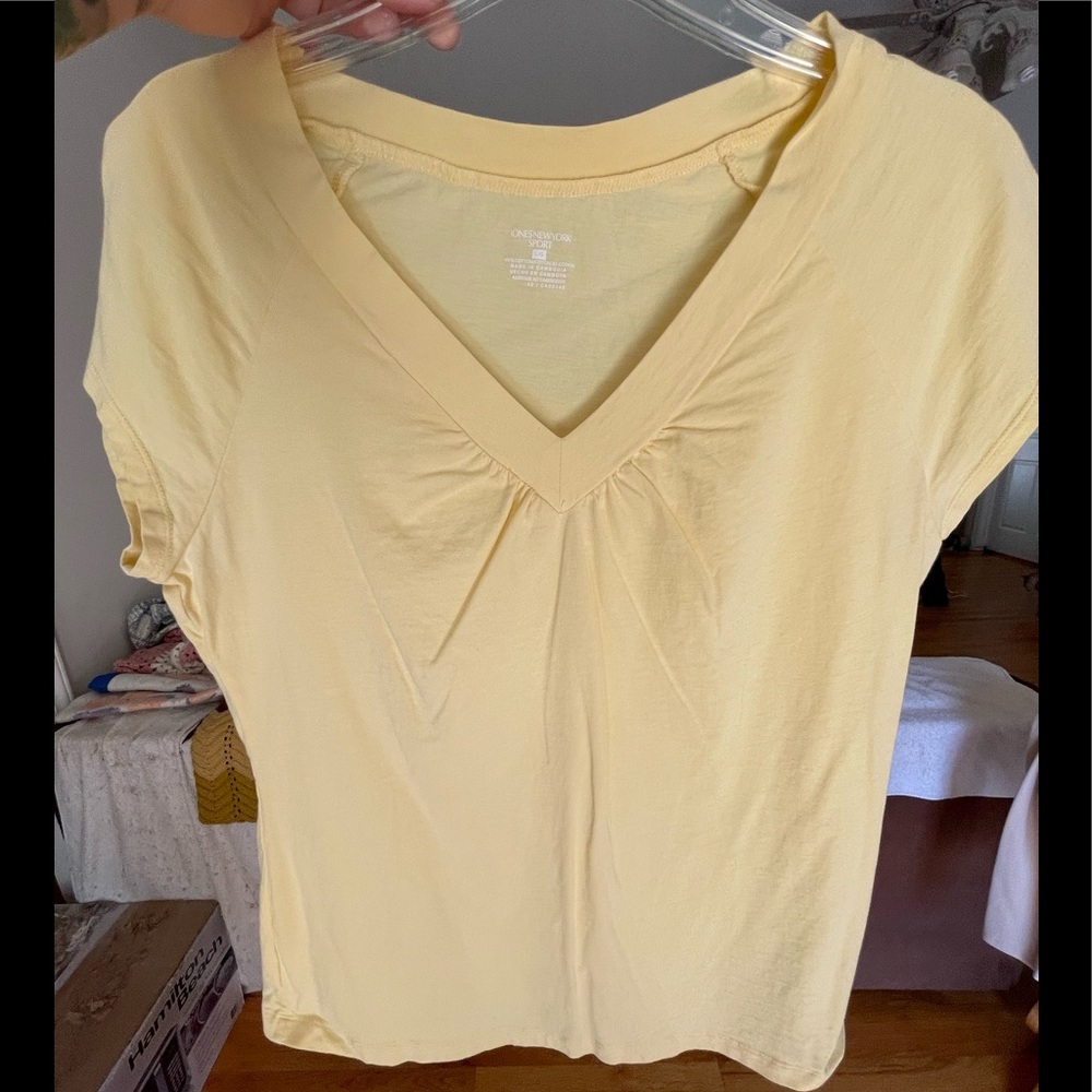Jones New York Sport V neck top